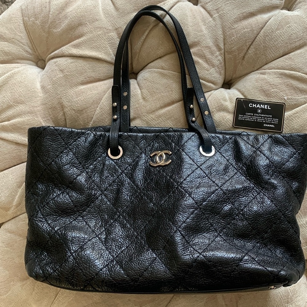 Chanel on the road quilted leather shoulder bag. Black
